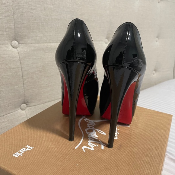 Christian Louboutin - Picture 4 of 10